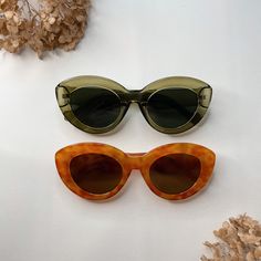 Do you want to prepare for summer and create a fashion WOW moment at your next garden party? Then our oversized statement glasses are the perfect choice for you! With its timeless yet striking design, you are guaranteed to attract attention and leave a lasting impression. Three reasons why you'll love our oversized cat-eye glasses: 🕶️ Classic and timeless design: Our glasses are anything but boring. The oversized design with large lenses and eye-catching frame creates a look that stands out from the crowd. ☀️ Excellent UV protection: Our glasses not only offer style, but also protection from harmful UV rays. The glasses offer excellent UV protection (UV400). 🚀 Free & fast shipping in Germany: We are a small start-up and do our best to process and ship your order as quickly as possible. D Vintage Glass Cat Eye Sunglasses For Summer, Summer Cat Eye Sunglasses With Gradient Lenses, Retro Glass Cat Eye Sunglasses For The Beach, Vintage Cat Eye Sunglasses With Uva Protection For Summer, Retro Glass Cat Eye Sunglasses For Beach, Orange Cat Eye Sunglasses For Beach, Oversized Cat Eye Glasses, Statement Glasses, Prepare For Summer