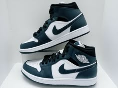 Air Jordan 1 Mystic Navy, Nike Shoes Women Fashion, Pretty Sneakers, Nike Shoes Girls, Basket Style, Nike Fashion Shoes, Preppy Shoes, Pretty Shoes Sneakers, Jordan Shoes Retro