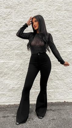 Black Bell Bottom Outfit, Black Pants Outfit Dressy, Black Flares Outfit, Outfit Flare Jeans, 30th Birthday Outfit Ideas For Women, Flares Outfit