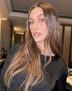 Hailey Rhode, Organic Hair Care, Makeup Artist Tips, Makijaż Smokey Eye, Celebrity Makeup Artist, Long Brown Hair, Organic Hair