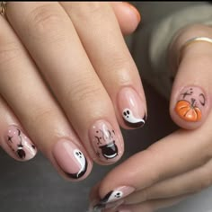 Short Natural Nail Halloween Designs, Short Halloween Nail Inspos, Halloween Nails Short Pumpkin, Ghost And Pumpkin Nails, October Nail Ideas Short, Holloween Nails 2022, Halloween Nails Short Gel Pumpkin, Simple October Nails, Crazy Halloween Nails