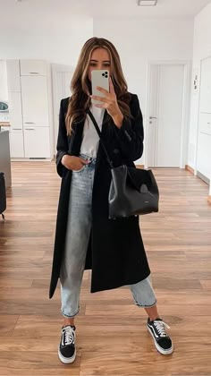 Casual Nice Outfits Fall, New York Fashion Fall 2022, White Sneakers Chic Outfit, New York Mom Outfits, Casual Spring Rainy Day Outfits, 90s Sophisticated Fashion, New York Fall Fashion Street Styles, Mom Outfits Autumn, Brown Combat Boots Outfit Summer