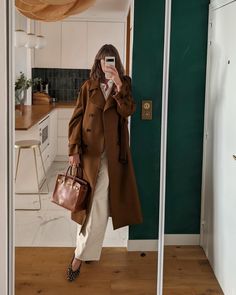 White shirt and white trouser paired with brown trench coat, brown bag and animal print flats Animal Print Shoes Outfit, Leopard Print Shoes Outfit, Leopard Flats Outfits, Ballet Flats Outfit, Leopard Print Ballet Flats, Solid Color Jumpsuits, Nye Outfits