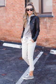 How To Wear Joggers, Joggers Outfit, Athleisure Outfits, Weekend Outfit, Joggers Womens, Sporty Chic, Black Leather Jacket