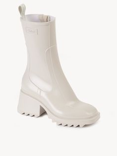 White Rain Boots, Gum Boot, Chloe Logo, Chloe Boots, Chloe Shoes, Betty White, Rain Boot, Comfortable Heels, Classic Leather