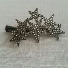 Hematite Metal Multi-Stars Hair Clip Size: 2.75" 1.5" Brand New Never Worn Price Is Firm Rose Gold Hair Clip, Embellished Scarf, Faux Fur Headband, Short Sleeve Flannel, Metal Hair Clip, Grunge Accessories, Gold Hair Clips, Fur Headband, Blue Headband