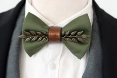 Check out this item in my Etsy shop https://www.etsy.com/listing/1282985966/hunters-green-satin-mens-tuxedo-bow-tie Forest Green Bow Tie, Brown And Green Suit Wedding, Green And Copper Wedding, Bowtie Groomsmen, Flower Clothes, Mens Tuxedo, Tuxedo Bow Tie, Wedding Tux