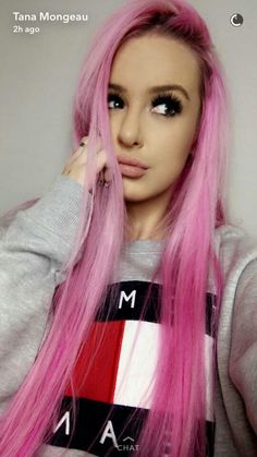 SHE DYED HER HAIR PINK YAS QUEEN !!! Wengie Hair, Christmas Makeup Tutorial, Internet Fame, Tana Mongeau, Candy Hair, Yas Queen, Pink Glam, Hair Color Pink, Christmas Makeup