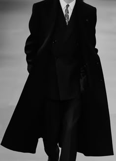 Hitman Outfit, Man In Suit Aesthetic, Black Coat Outfit Men, Suits Men Aesthetic, Businessman Aesthetic, Aaron Warner Aesthetic, Warner Aesthetic, Cardan Greenbriar, Gentleman Aesthetic