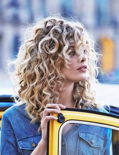 Un long bouclé à plusieurs étages Voici 15 idées de coiffures pour cheveux bouclés. Highlights Curly, Blond Ombre, Bangs Curly, Haircuts For Curly Hair, Hair Bangs, Hair Styles 2017, Girl Haircuts, Short Hairstyle, Permed Hairstyles