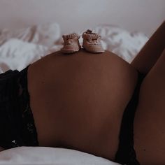 Maternity Silloute, Maternity Photoshoot Bedroom, Maternity Shoot Bedroom, Maternity Nursery Photos, Maternity Photography Bedroom, Diy Pregnancy Announcement Photo, Maternity Bedroom Shoot, Bed Maternity Pictures, Maternity Photography Diy