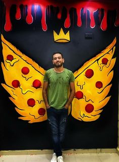 Painting pizza like wings for photo season in restaurant Cool Pizza Restaurants, Pizza Mural Restaurant, Pizzeria Decoration Ideas, Funky Pizza Restaurant, Pizza Wings Mural, Pizza Shop Decor Ideas, Small Pizza Restaurant Design, Pizza Cafe Design, Pizza Mural Art