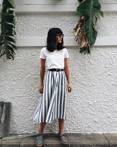 xxx Rok Outfit, Look Grunge, Striped Midi Skirt, Mode Casual, Wooden House, Skirt Outfit, Stripe Skirt, Sleek Look