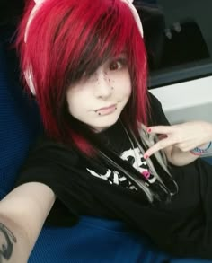 Short Emo Scene Hair, Scenemo Hair Short, Scene Hair Inspiration, Scenecore Hairstyle, Scene Hairstyles Short, Short Emo Hair 2000s, Scene Hair 2000s, Scene Short Hair, Scenecore Hair