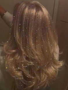 glittery hair extensions, so cute, going out inspiration, blonde hair, glittery Hair Tinsel, Glitter Hair, Dream Hair, Aesthetic Hair, Prom Hair, Pretty Hairstyles, Maquillaje De Ojos, Hair Looks, Hair Goals