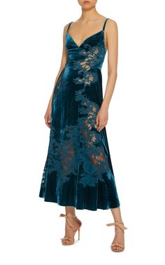 Designer Embroidered Velvet Dress, Elegant Blue Luxury Slip Dress, Dark Blue Velvet Dress, Blue Velvet Embroidered Dress, Velvet Dress Whimsigoth, Elie Saab Blue Dress, Lace Slip Dress, فستان سهرة, Looks Chic