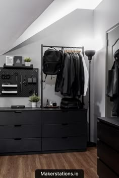 Minimal Desk Setup Black Ikea Desk Setup, Black Minimalist Studio Apartment, Man Loft Ideas, Studio Apartment Men, Organising Bedroom, Minimalistic College Dorm, Bedroom Furniture Layout Plan, Cool Pegboard Ideas, Pegboard Ideas Bedroom