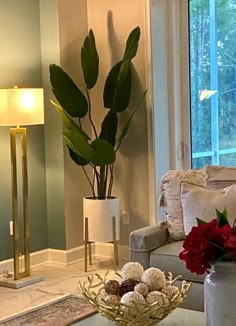 Flower Pots Living Room Ideas, Plant Decor Living Room Luxury, Big Vases Decor Living Room, Living Room With Plants, Flowers For Living Room, Living Room Designs Apartment, Plants For Living Room, Living Room Flowers, Vases Decor Living Room