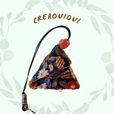 a small triangle shaped item with the word creaouu on it's side