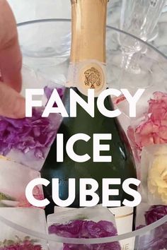 Fancy Ice Cubes Using Flowers Ice Blocks Decoration, Freezing Flowers In Ice Cubes, Diy Ice Bucket, Floral Ice Cubes, Fruit Ice Cubes, Pretty Presentation