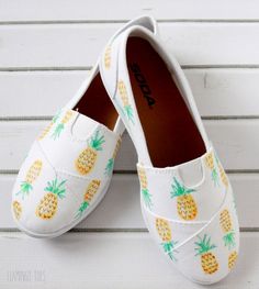 Painted Pineapple, Sharpie Shoes, Pineapple Crafts, Diy Pineapple, Diy Sharpie, Pineapple Decor