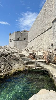 there are steps leading to the water in this pool