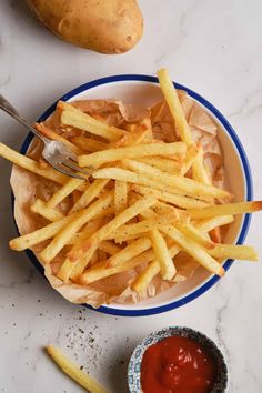 Get restaurant-quality French Fries without leaving your kitchen with this recipe that guarantees fluffy centers and crispy outsides. It's a side dish or snack the whole family can share! Family Meal Prep, Dairy Free Low Carb, Snack Smoothie, Slow Cooker Pasta, Easy Healthy Eating, Low Carb Vegetarian, Slow Cooker Soup, Dessert Appetizers