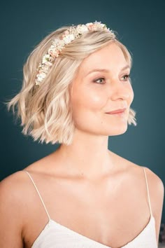 Short Bridal Hair, Short Hair Bride, Flower Hair Band, Wedding Hair Wreath, Elegant Wedding Hair, Hairdos For Short Hair, Short Wedding Hair