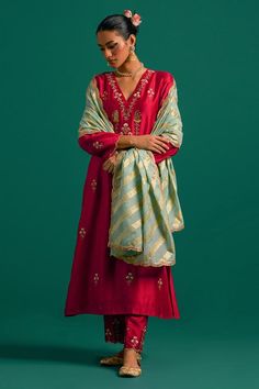 Red silk chanderi kurta featuring hand embroidery with sequins, cutdana, and resham work. Paired with matching pants and a green chanderi dupatta., Fit: Relaxed Indian Wardrobe, Chanderi Dupatta, Resham Work, Kurta Pant Set, Latest Dress Design, Classy Outfits For Women, Kurta Set For Women, A Line Kurta, Boutique Dress Designs