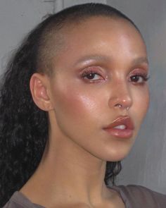 Skullet Haircut Fka Twigs, Skullet Hair Women, Fka Twigs Makeup, Skullet Haircut, Fairy Eye Makeup, Baking Makeup, Androgynous Hair, Fka Twigs, Long To Short Hair