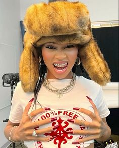 Blouses Designs, Fur Hat, Streetwear Fashion, Fashion Inspo Outfits, Cool Girl, Stylish Outfits