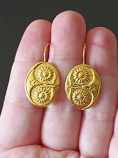 Beautiful Vintage "Chapola" Earrings typical from the Minho Rural Region, very delicated, oval shaped depicting a crescente Moon and Daisy flowers, historically pagan and astrological symbols.  They are vintage from the 80's, and were fully restored to like brand new condition! Great for gifts, because i will send them in our jewellers box, with Polishing Cloth and certificate of authenticity.  Unique and exclusive pair! Don't miss it! 😊🌿 They are in Gold Vermeil, hallmarked! Wich means they a Moon And Flowers, Astrological Symbols, Earrings Moon, Historical Jewellery, Daisy Flowers, Victorian Jewelry, Daisy Flower, Solid 925 Sterling Silver, Earrings Handmade