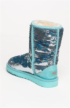 Love these boots, not only are they comfy, but they're cozy and perfect for winter super cute,suitable for winter prices only $39. Colorful Uggs, Tennis Vans, Sneakers Trendy, Uggs Outfit, Valentino Rockstud, Jairzinho, Outfit Women, Kinds Of Shoes