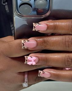 Nailart, nails inspiration, short nails 22nd Birthday Nails Short, Duck Shaped Nails Short, Cute Short Set Acrylic Nails, Simple Short Sets Nails, Cheetah Print Nail Ideas, Short Nail Sets Black Women, Short Set Nails Black Women, Simple Animal Print Nails, Short Nail Aesthetic Designs