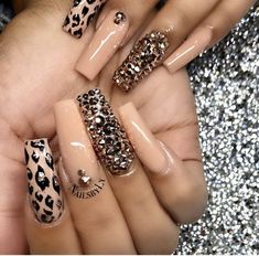 Black Leopard Acrylic Nails, Lepord Print Nail Design, Lepord Nails Designs, Leopard Acrylic Nails, Valentine Nails Short, Leopard Print Nail Designs, Cheetah Acrylic Nails, Feather Nails