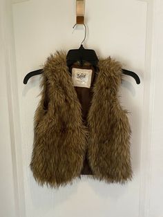 Girls' Faux Fur Vest by Justice | Sz 10. Condition is "Pre-owned". Shipped with USPS Priority Mail. Brown Fur Vest Outfit, Faux Fur Vest Outfit, Faux Fur Vests Outfits, Fur Vest Outfit, Justice Girls Clothes, Vest Outfits Aesthetic, Fur Vest Outfits, Faux Fur Outfit, Brown Fur Vest