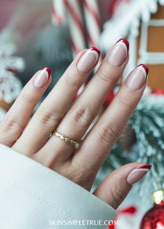 short christmas nails Christmas Nails No Design, Nails For Christmas Simple, Christmas Nails With Green, Acrylic Nail Ideas Christmas, Non Acrylic Nail Ideas, Nail Christmas Ideas, Gel Nails For Christmas, Casual Christmas Nails, Holiday Short Nails