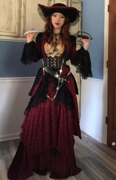 Unique Pirate Costume, Female Pirate Clothes, Pirate Outfit Simple, Pirate Princess Dress, Lady Pirate Outfit, Dark Pirate Outfit, Gothic Pirate Outfit, Fem Pirate Outfit, Pirate Ren Faire Outfit