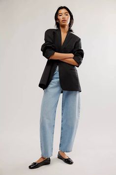 The Best Barrel-Leg Jeans That Will Define 2024 | Who What Wear Black And Light Denim Outfit, Maja Weyhe Style, Baloon Jeans Ootd, Balloon Jeans Outfit Street Style, Ballon Jeans Outfits, Tapered Jeans Women Outfit, Tapered Jeans Outfit, Barrel Jeans Street Style, Barrel Leg Jeans Outfit