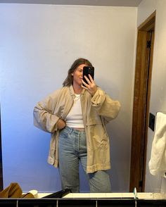 the best thing about thrifting is finding random, unique pieces that you can’t find anywhere else. This silky jacket might be simple but it has an amazing shape and the fabric is great quality, only a few stains 💁🏼‍♀️ (helps to have the perfect white tank @reformation ) Outfit ideas, vintage style, thrift store finds, spring style, minimal outfit inspo Outfit Ideas Vintage, Ideas Vintage, Minimal Outfit, Thrift Store Finds, Spring Style, White Tank, Thrift Store, Spring Fashion, Unique Pieces