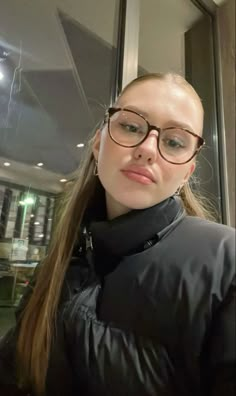 Glasses For Oval Faces, Glasses For Round Faces, Glasses For Face Shape, Classy Glasses, Glasses Ideas