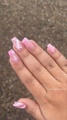 Cute Christmas Nails Acrylic Square, Christmas Nails Square Pink, Winter Nail Inspo 2024 Square, Christmas Pink Nails Acrylic, Pink Christmas Short Nails, Pastel Pink Christmas Nails, Pink French Tip Christmas Nails, Pink Snowflake Nails Short, Birthday December Nails