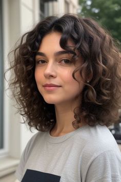 30 Stunning Face Framing Layer Hairstyles For Curly Hair To Enhance Your Natural Curls - Glamour Corner Curly Face Frame Layers, Curly Wavy Medium Length Hair, Wavy Hair Cuts Short Medium, Curly Haircut For Long Face, Round Short Curly Hair, Shoulder Length Curly Haircuts With Bangs, Curly Hair Frame Face, Curly Cut Layers, Curly Haircuts 2c