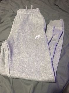 Nike Sweatpants Men, Cute Sweatpants, Sweatpants Outfit, Nike Sweatpants, Lazy Outfits, Streetwear Fashion Women, Cute Comfy Outfits