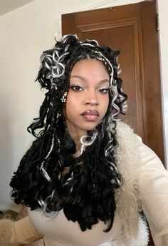 Angel Braids Black, Small Knotless With Curls, Knotless Curly Ends, Black And Blonde Knotless, Black And White Braids, Coloured Braids, Black Knotless, Short Box Braids Hairstyles, French Curl