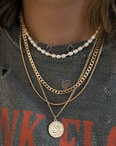 Trendy Jewelry 2023, Layered Necklace Aesthetic, Necklace Outfit Ideas, Layered Necklaces Outfit, Layered Accessories, Accessories Layering, Choker Necklace Designs, Jewelry Accessories Ideas