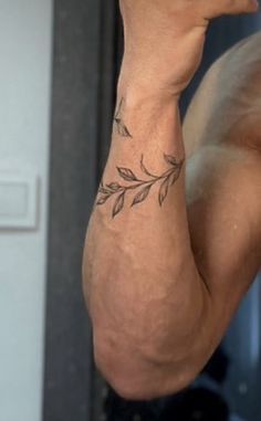 Olive Tattoo, Men Flower Tattoo, Geometric Tattoo Sleeve Designs, Artsy Tattoos, Simple Tattoos For Guys, Clever Tattoos, Tattoo Inspiration Men, Vine Tattoos, Back Tattoos For Guys