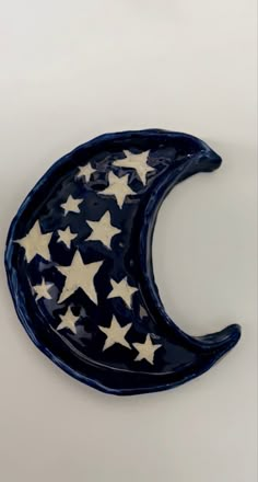 a blue plate with white stars on the side and a half moon in the middle