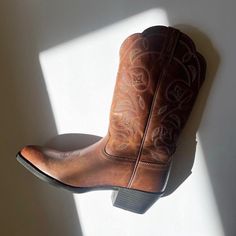 Ariat Heritage Round Toe Cowgirl Boots Us Size 6 Leather Boots Women Tall, Ariat Western Boots, Ariat Cowgirl Boots, Brown Western Boots, Ariat Cowboy Boots, Black Leather Riding Boots, Leather Cowgirl Boots, Ariat Boots, Leather Western Boots