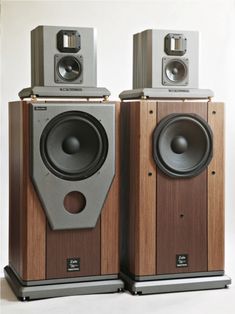 two speakers sitting side by side on top of each other with one speaker in the middle